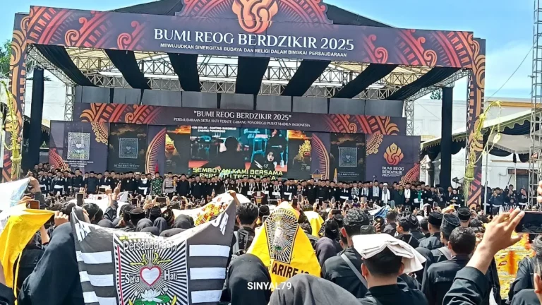 Ribuan Anggota PSHT Gelar Doa Bersama di Alun-Alun Ponorogo dalam Acara Bumi Reog Berdzikir 2025
